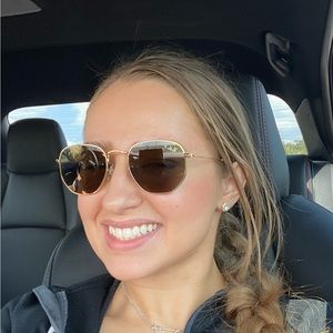 Meet your Posher, Alexandra